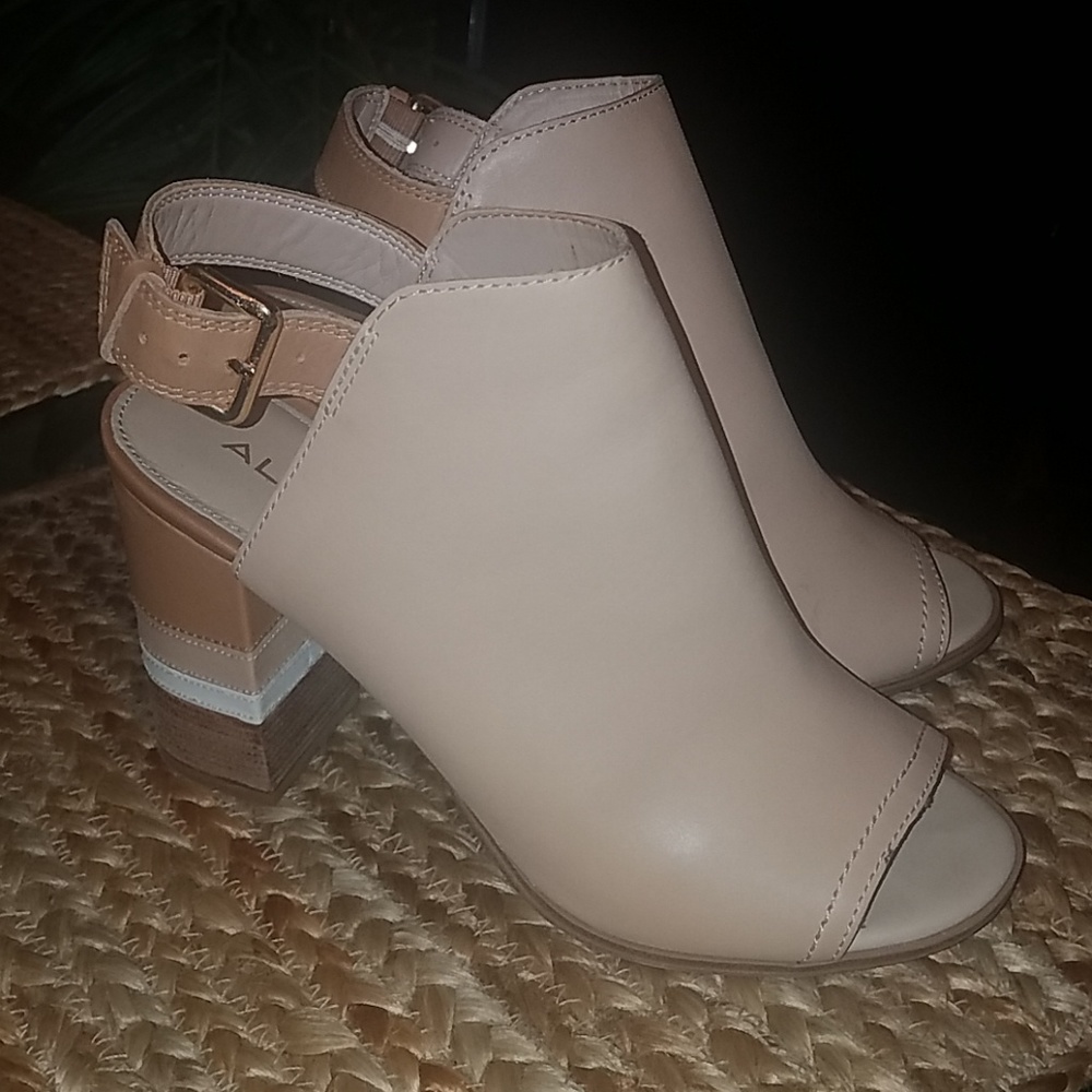 Leather beige sandals - Picture 2 of 4